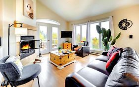 2Br Charlevoix Chalet River View & Fp Sleeps 4
